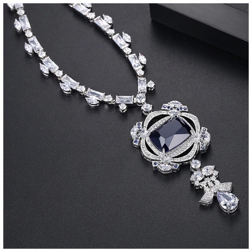 🌺 Swarovski Crystals The Elial Statement Necklace - Picture 4 of 5